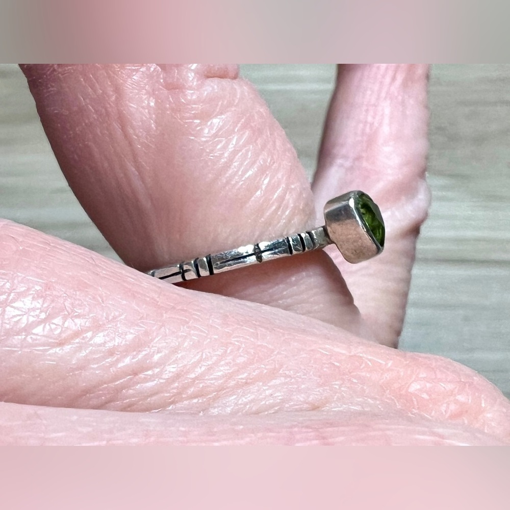 Vintage Southwest Fluted Sterling Silver Peridot Solitaire Ring, Size 5.5, 3g - Picture 9 of 10